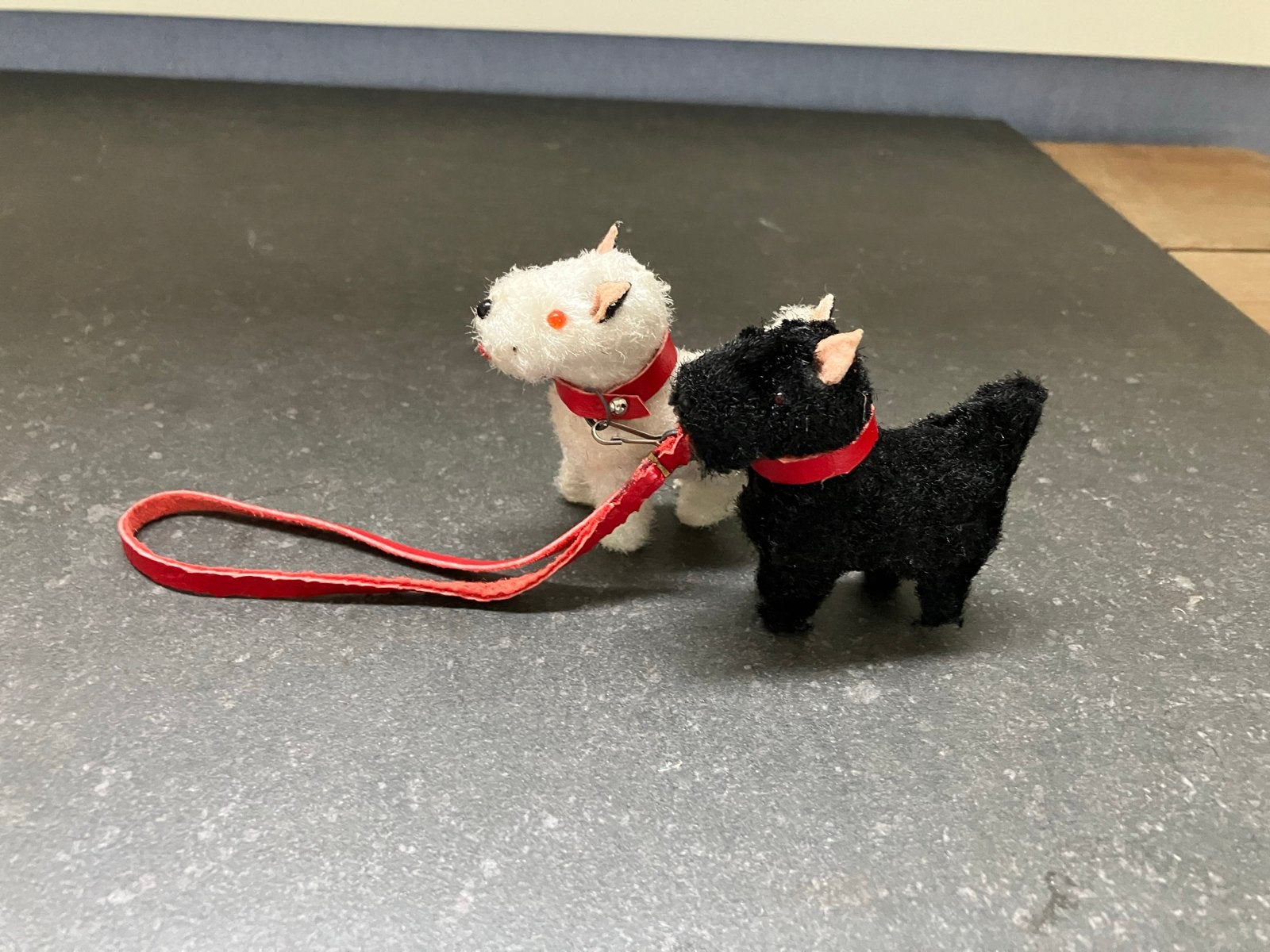 Twee oude papier-maché hondjes met leren riempje, Ophalen of Verzenden