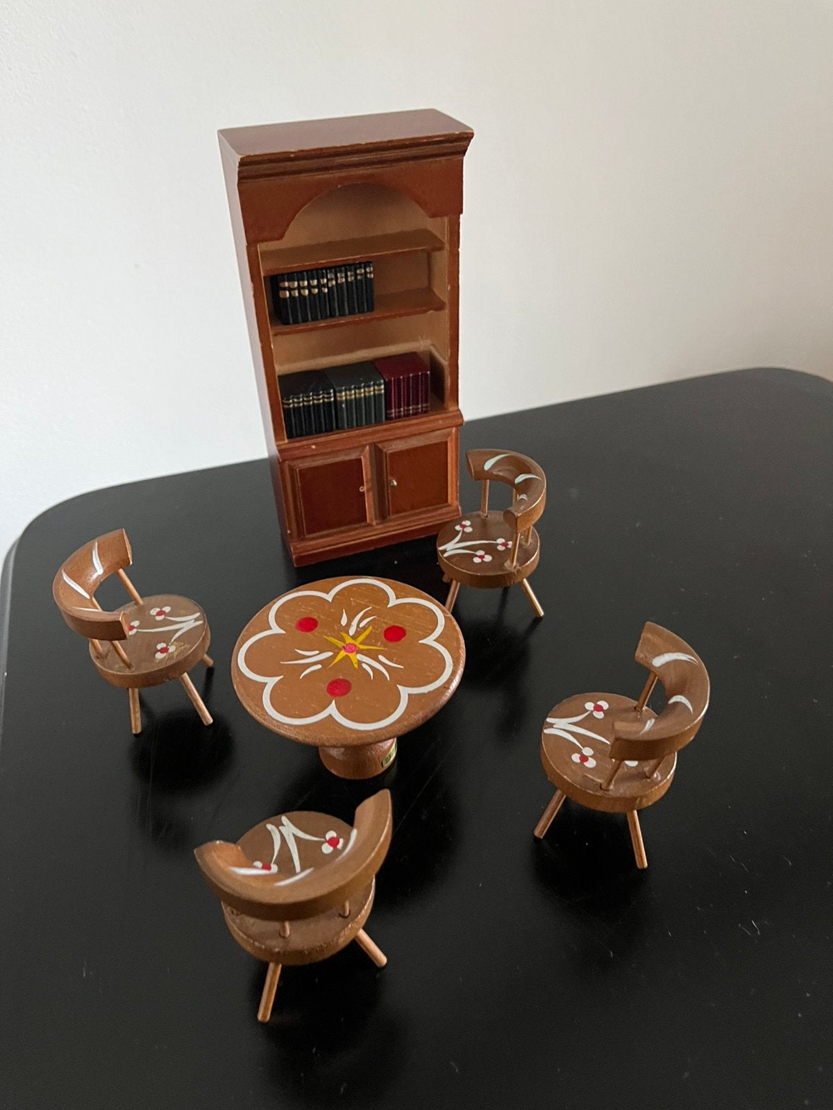 Poppenhuismeubels oud setje hout;  4stoeltjes, tafel en kast, Ophalen of Verzenden, Zo goed als nieuw, Poppenhuis