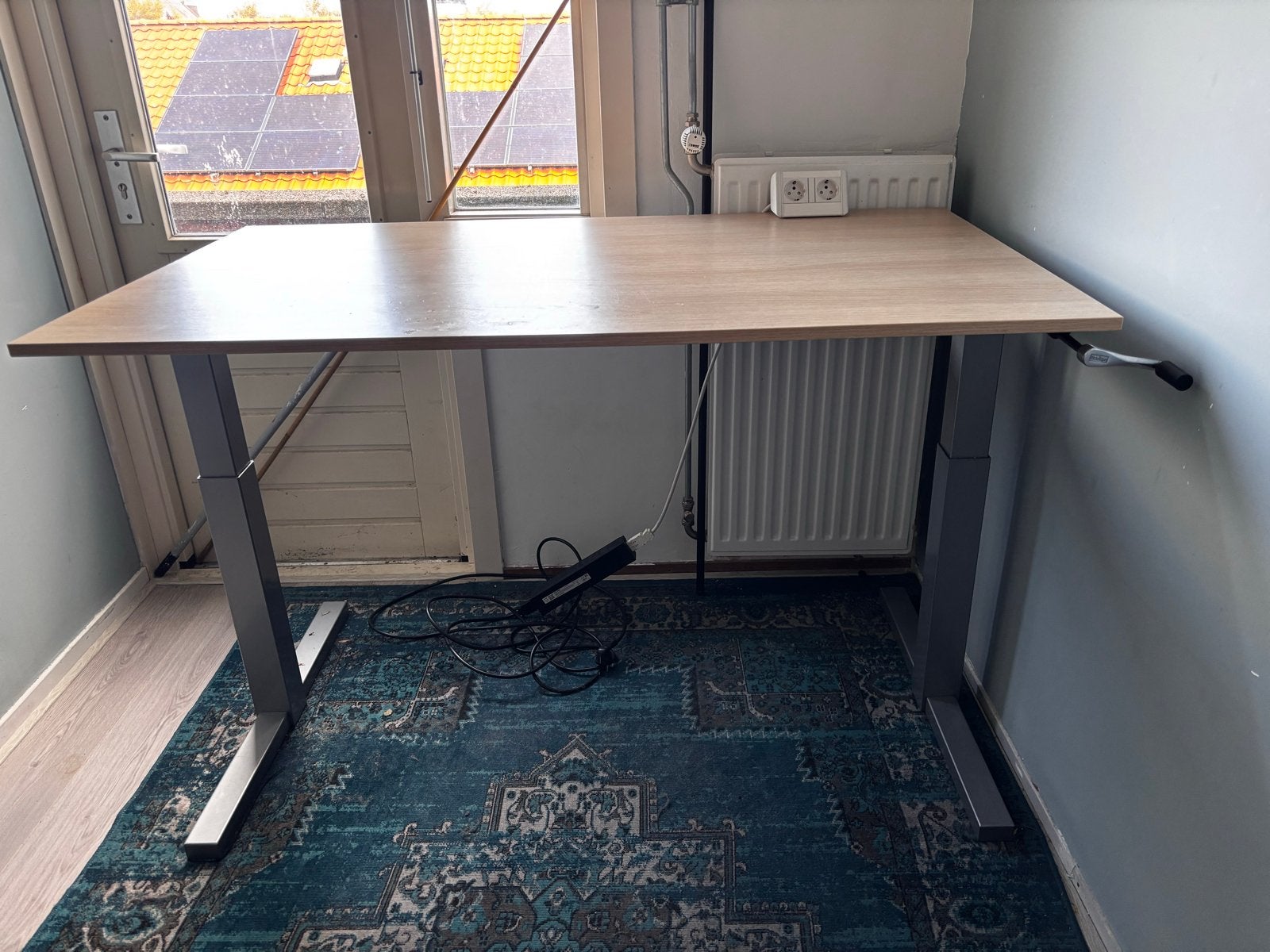 Gispen Zit-sta Bureau met Geïntegreerde Stopcontacten, Hout, In hoogte verstelbaar, Ophalen of Verzenden, Zo goed als nieuw