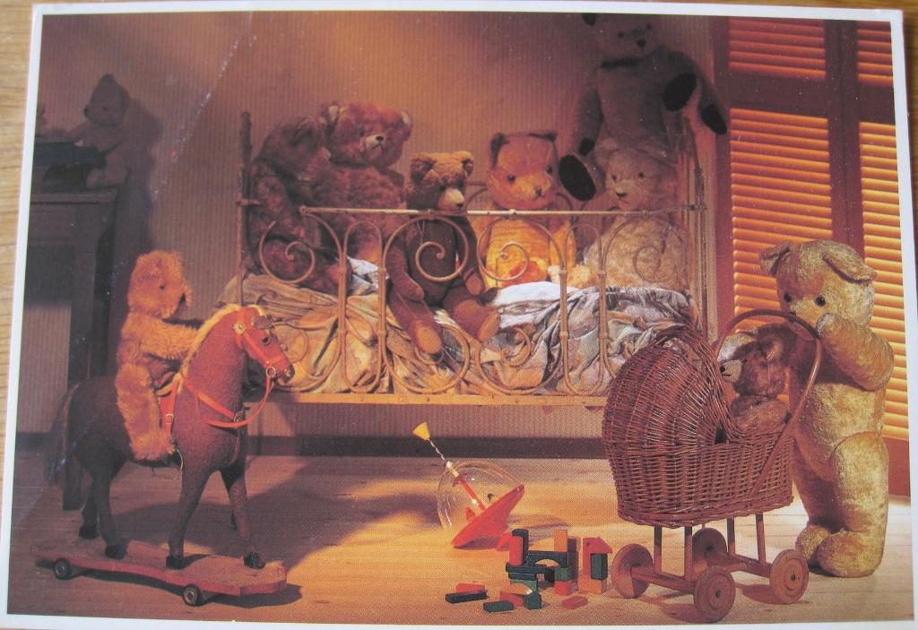 Teddyberen in bed met speelgoed - nieuwe ansichtkaart, Verzenden, 1980 tot heden, Ongelopen, Overige thema's