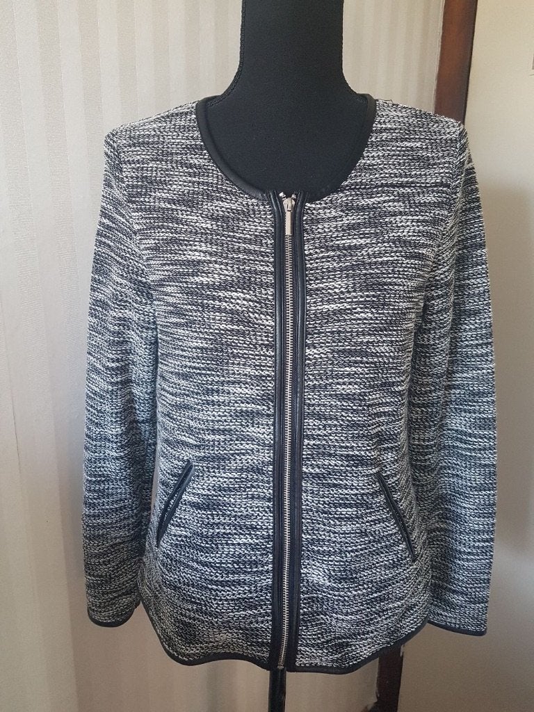 Nieuw. Leuk zwart wit boucle vest met leer look afgewerkt 38, Maat 38/40 (M), Verzenden, Zwart, Nieuw