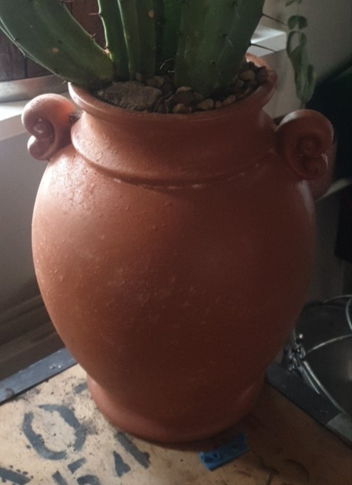 aardewerk vaas, kruik, urn, bloempot 28 cm hoog, Huis en Inrichting, Gebruikt, Bruin, Met handvat, Ophalen of Verzenden