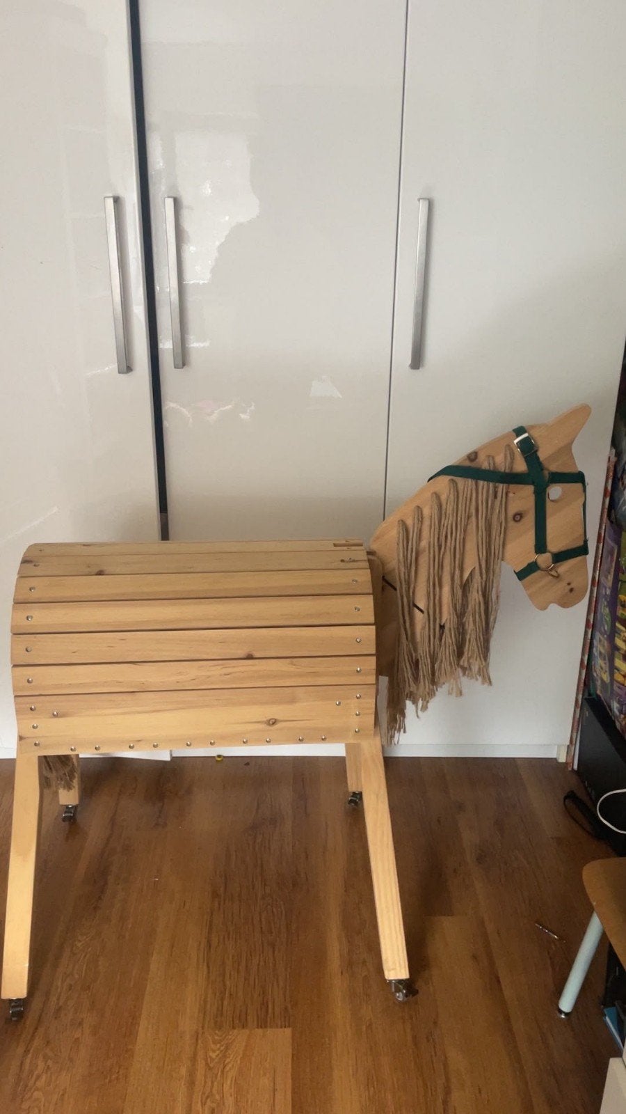 Houten speelgoedpaard met zadel en hoofdstel op wieltjes, Ophalen, Gebruikt