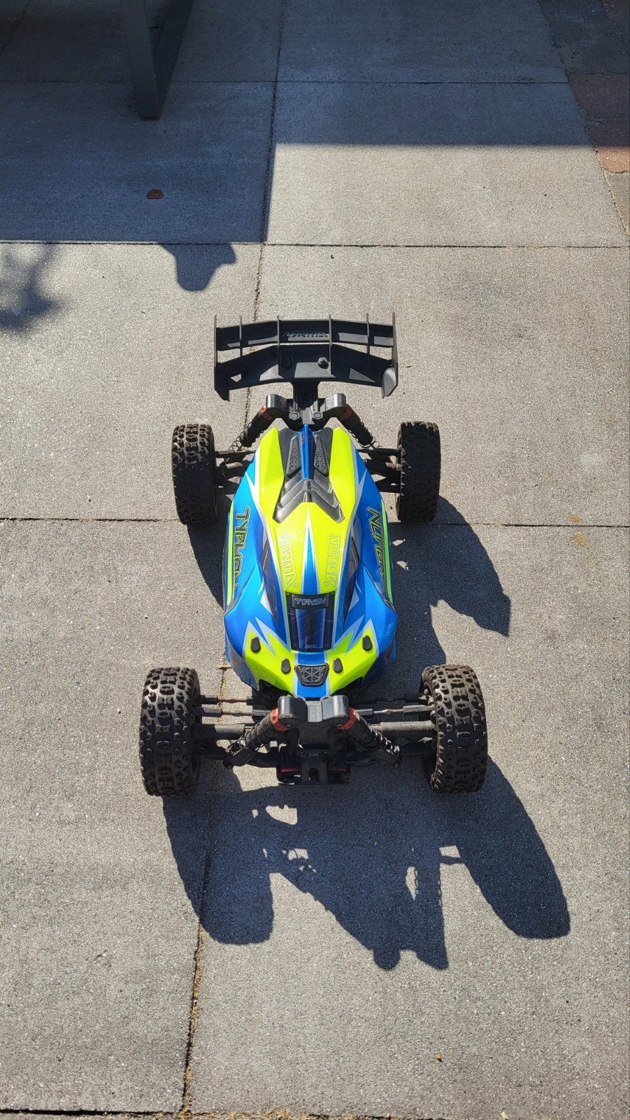 ARRMA Typhon 3S BLX RC Buggy - zgan incl. accu's en lader, Hobby en Vrije tijd, Auto offroad, Zo goed als nieuw, RTR (Ready to Run)