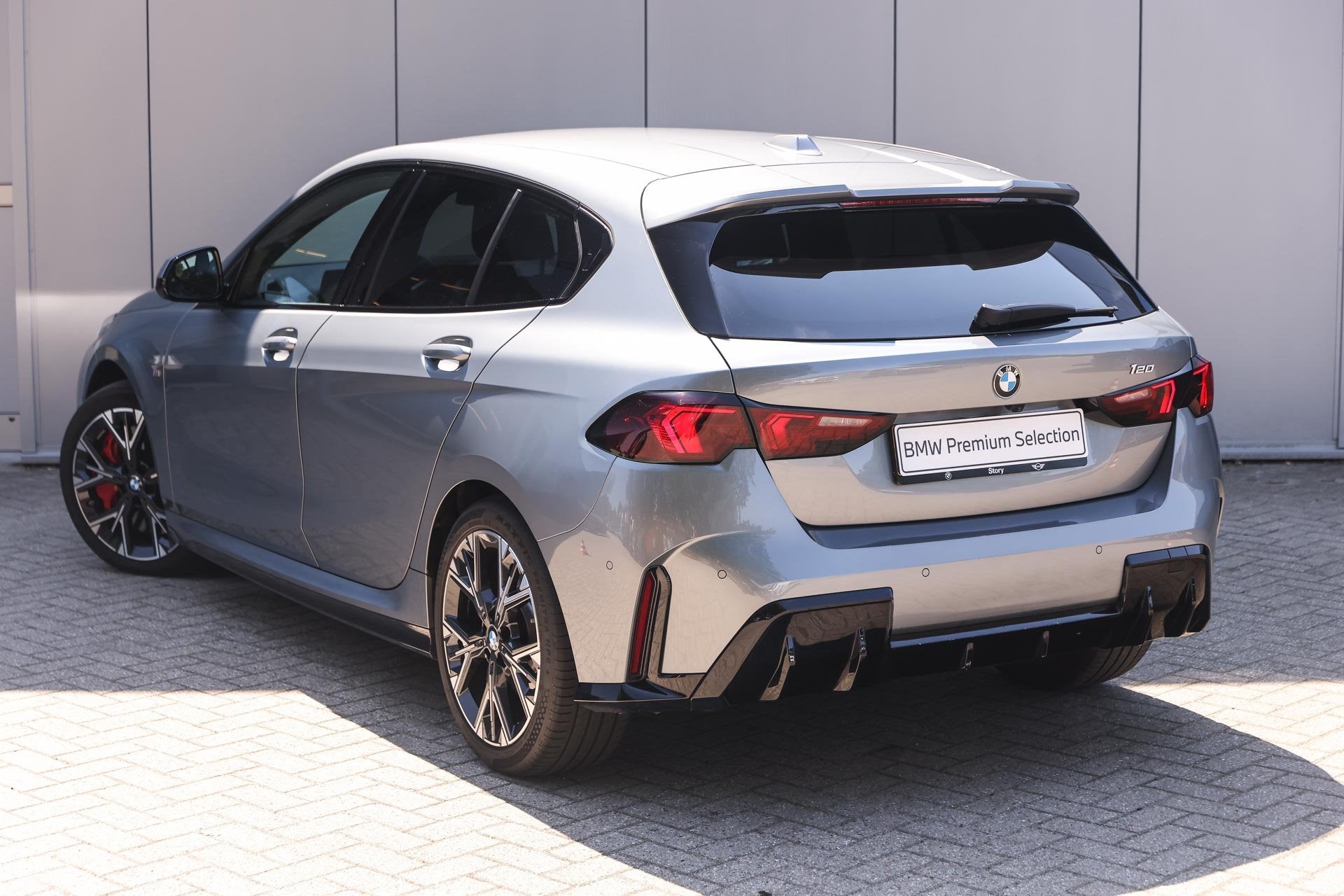 BMW 1 Serie 120 M Sport Automaat / Sportstoelen / Achteruitr, Auto's, BMW, 156 pk, Met garantie (alle), Bedrijf, 19 km/l