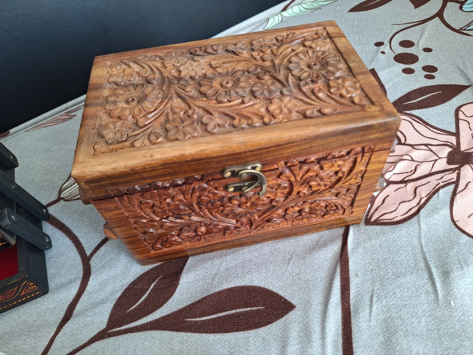 Prachtige handgesneden houten sieradendoos, Bruin, Nieuw, Ophalen of Verzenden, Met slot