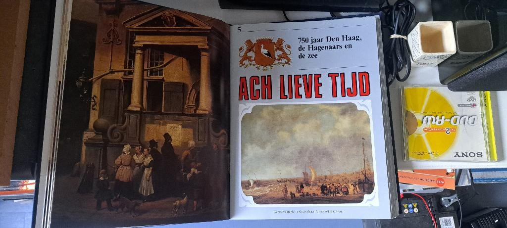 750 jaar Den Haag en de Hagenaars (Z251-61), Ophalen of Verzenden, Zo goed als nieuw