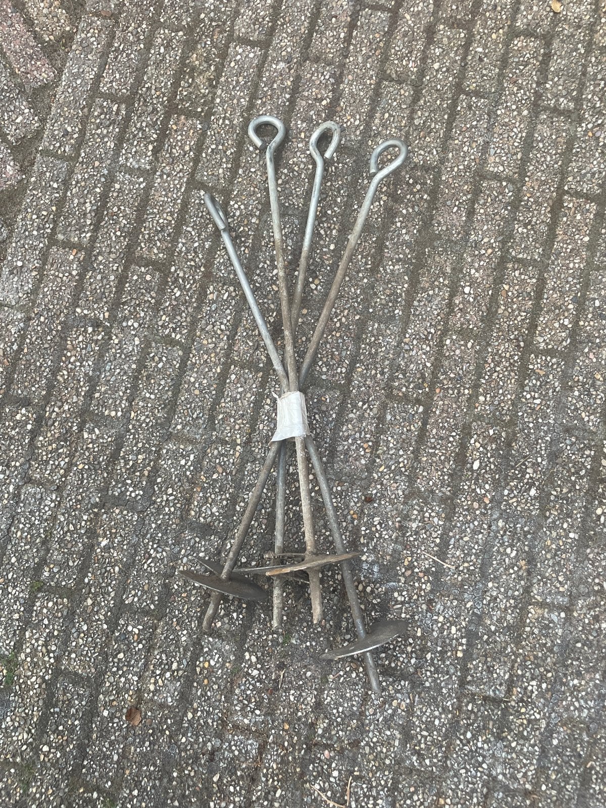 4 lichtelijk gebruikte grondpinnen, Ophalen, Gebruikt