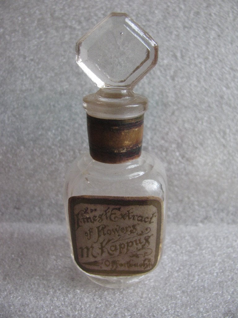 Antiek Parfumflesje + Etiket Fine Extract of Flowers KAPPUS, Antiek en Kunst, Curiosa en Brocante, Verzenden