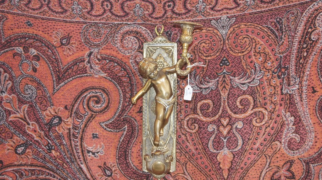 Wandkandelaar met cherubijn, Ophalen, Brons, Beeld