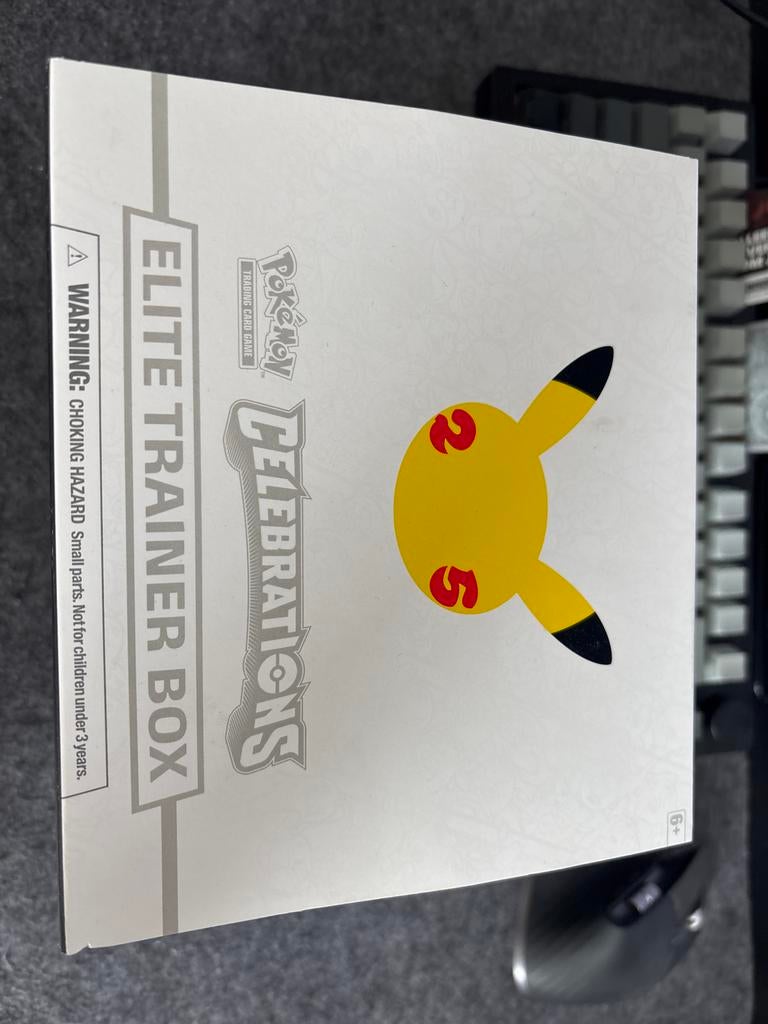 Pokémon Celebrations Elite Trainer Box (Leeg), Hobby en Vrije tijd, Verzamelkaartspellen | Pokémon, Ophalen of Verzenden, Gebruikt