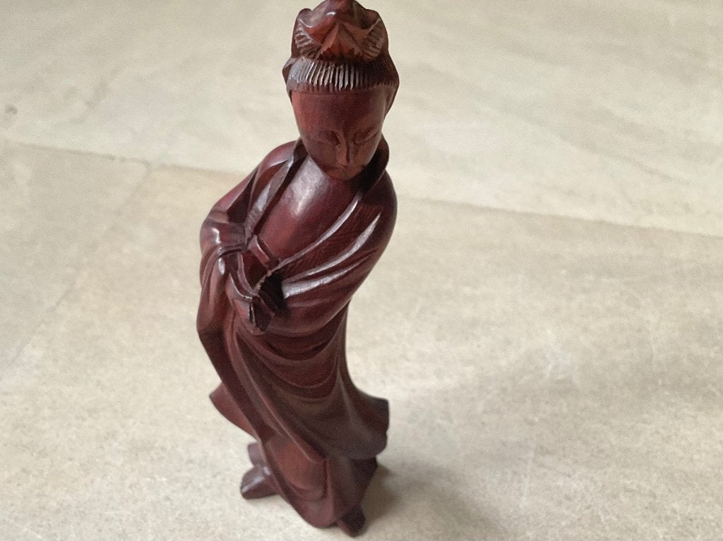 Antiek Chinees sculptuur van Guanyin van hout in goede staat, Hout, Bruin, Verzenden, China