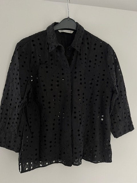 Zara, super leuk zwart bloesje van broderie met mt L, Maat 38/40 (M), Nieuw, Ophalen of Verzenden, Zara