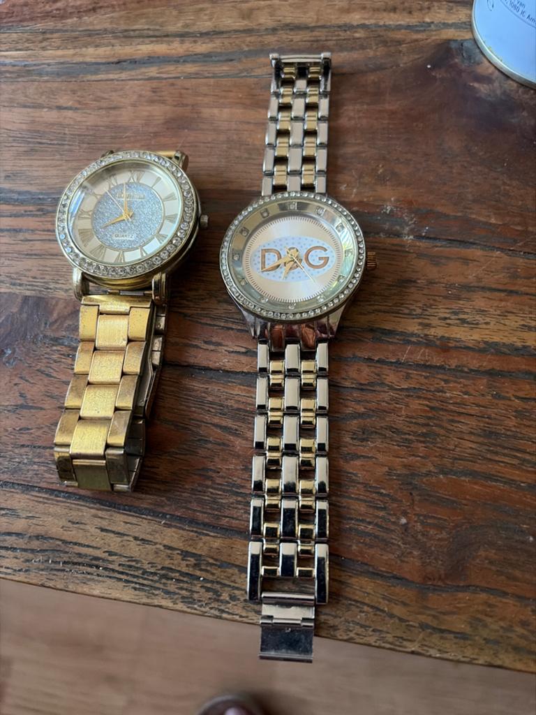 Twee dames horloges met nieuwe batterijen, Sieraden, Tassen en Uiterlijk, Horloges | Dames, Overige materialen, Gebruikt, Polshorloge