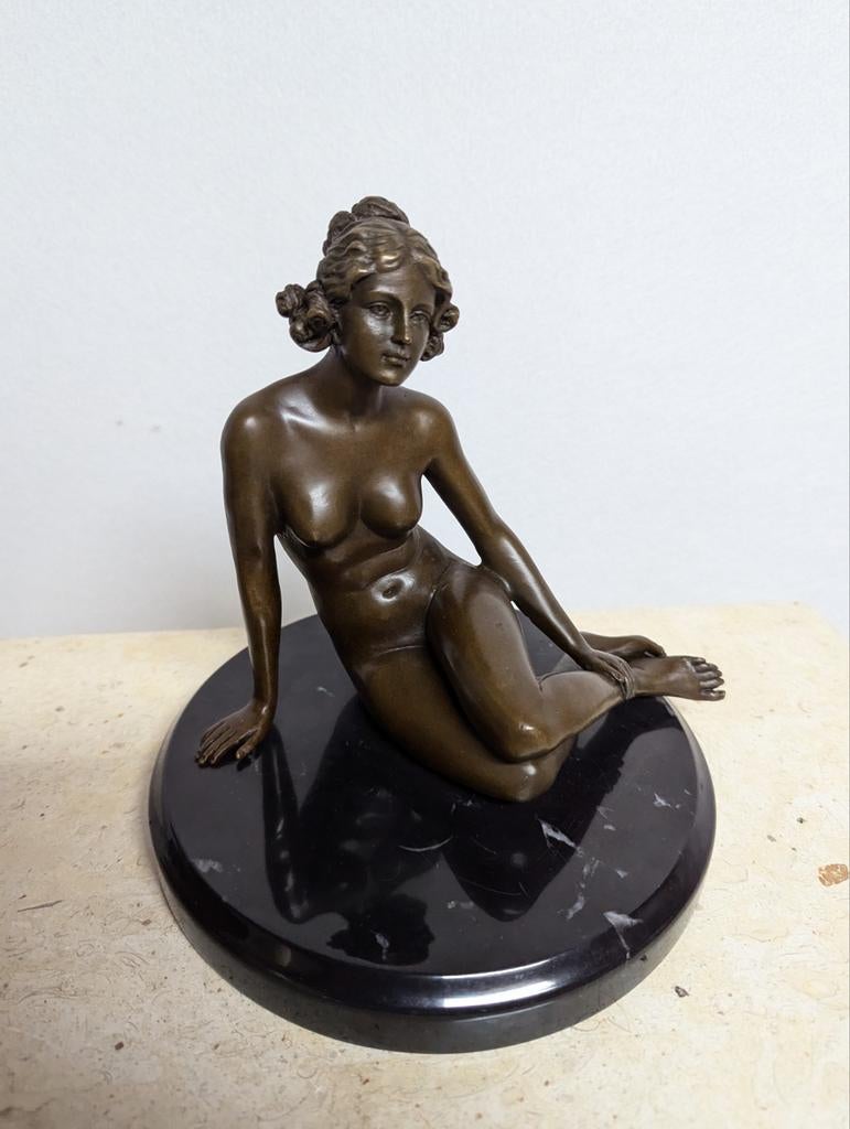 Bronzen beeld van een zittende vrouw op marmeren sokkel, Ophalen of Verzenden
