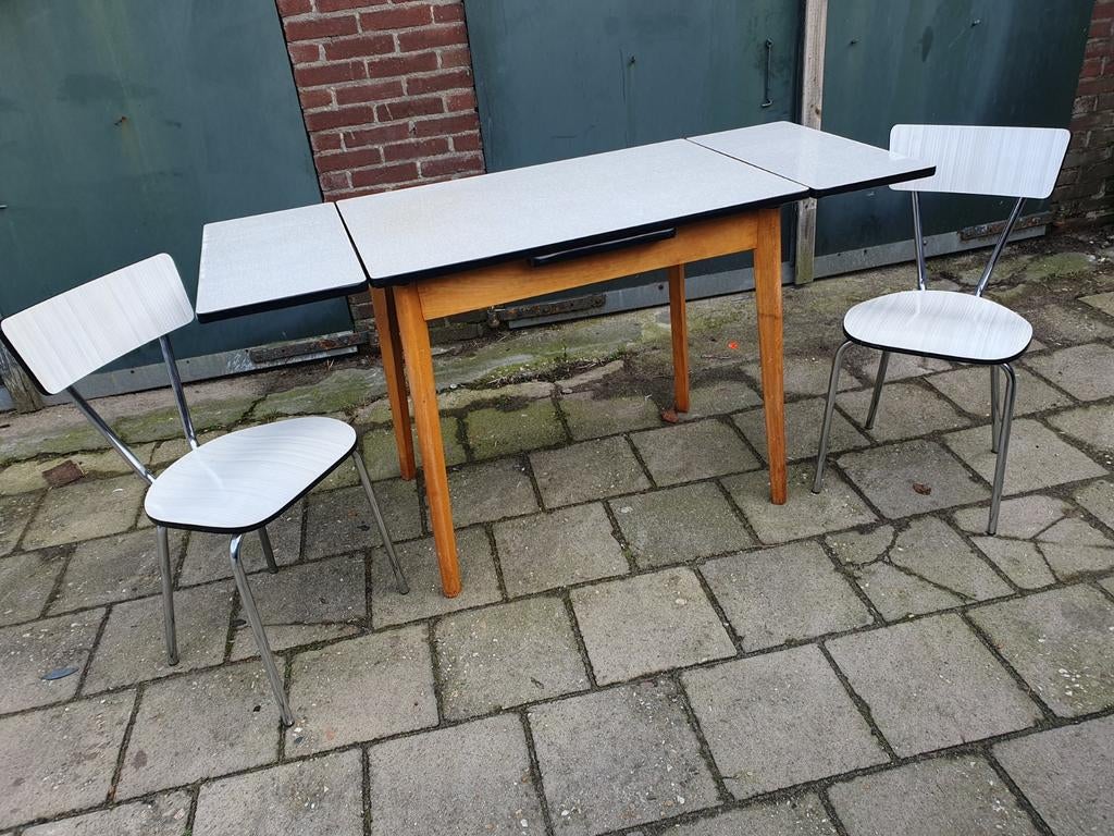 Vintage tafel met twee stoelen., Huis en Inrichting, Tafels | Eettafels, Ophalen, Gebruikt, 100 tot 150 cm, Sixties