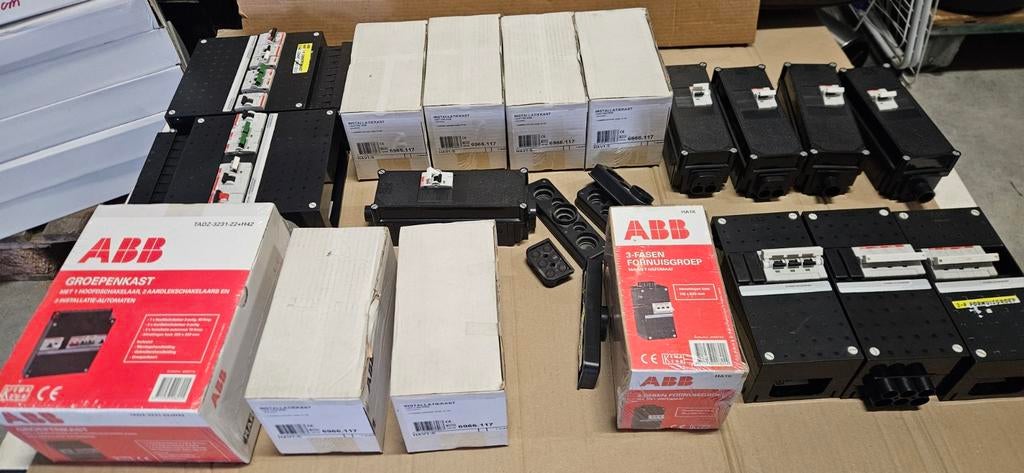 ABB  Groepen kasten 17 stuks COMPLEET  klein /groot ,€1000, Doe-het-zelf en Verbouw, Elektra en Kabels, Ophalen, Nieuw, Overige typen