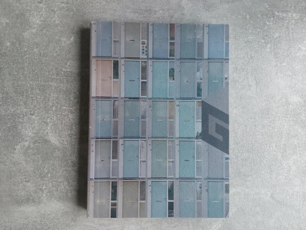 GreyTones: één flat / vierentwintig deuren, Ophalen of Verzenden