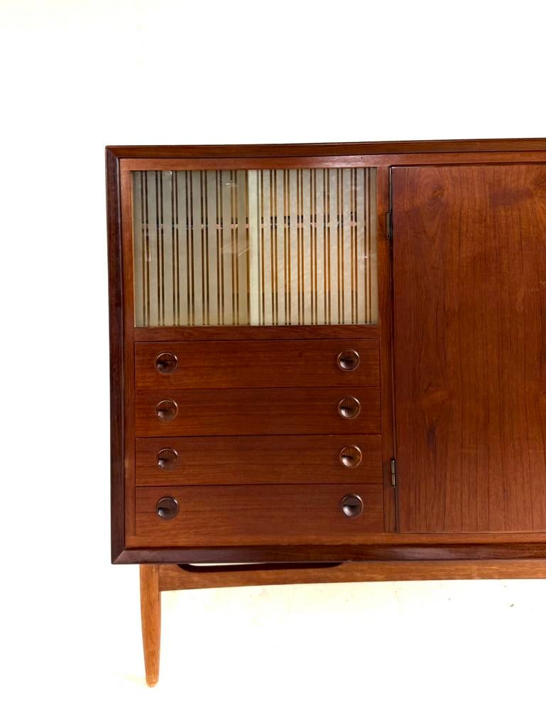 Vintage Deens teakhouten highboard, jaren ‘60, Huis en Inrichting, Vintage retro buisframe design rotan webbing papercord deens