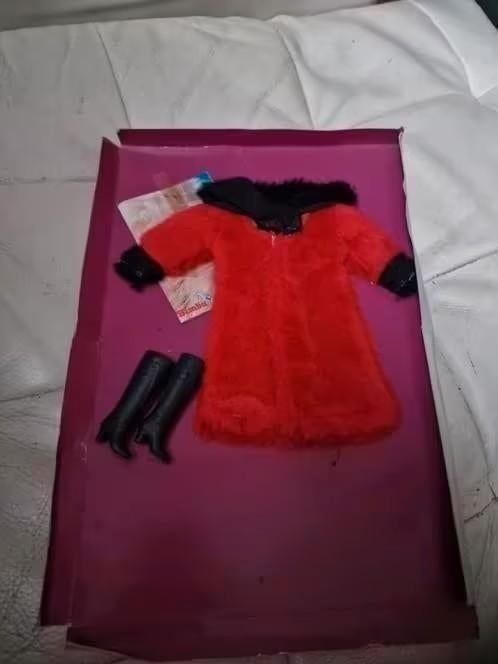 Barbie kleding set - Rode jas en laarzen Steffi vintage, Ophalen of Verzenden, Gebruikt