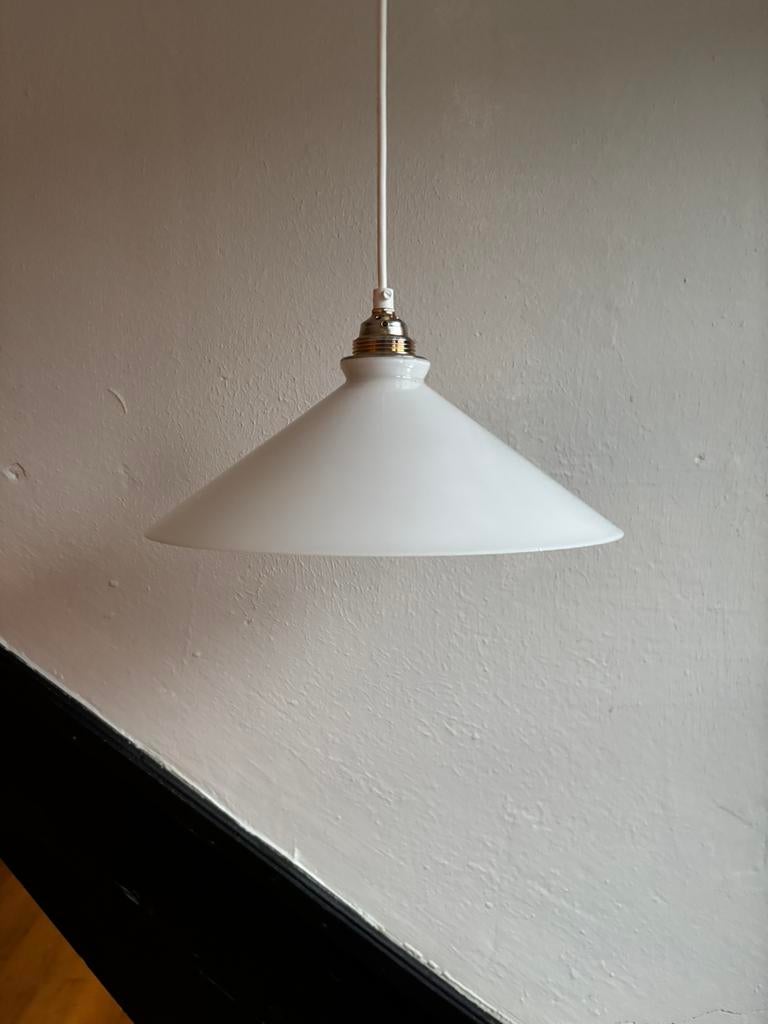 Vintage driehoek 30cm opaline melkglas wit hanglampje glas, Huis en Inrichting, Lampen | Hanglampen, Ophalen of Verzenden, Zo goed als nieuw