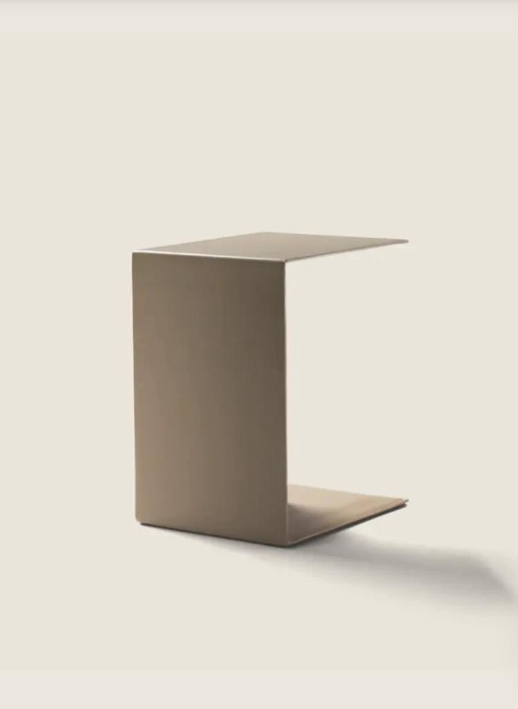 Flexform Plain overschiif bijzettafel tuig leder sand 5001, Huis en Inrichting, Ophalen of Verzenden, Zo goed als nieuw, Minder dan 55 cm