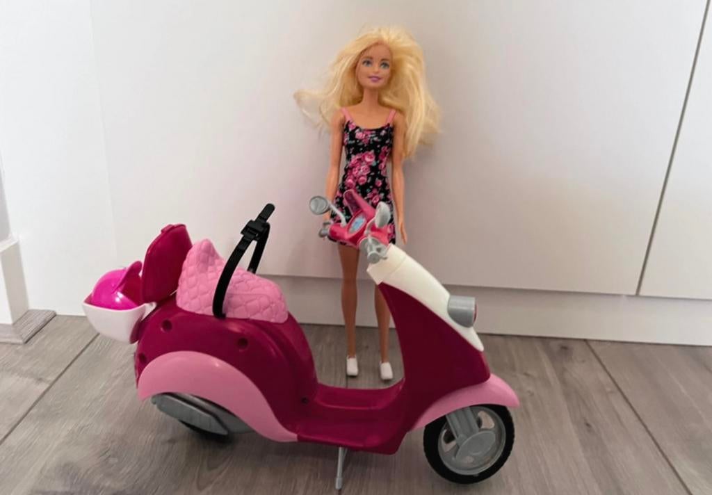 Barbie met scooter en helm, Ophalen of Verzenden, Zo goed als nieuw, Barbie