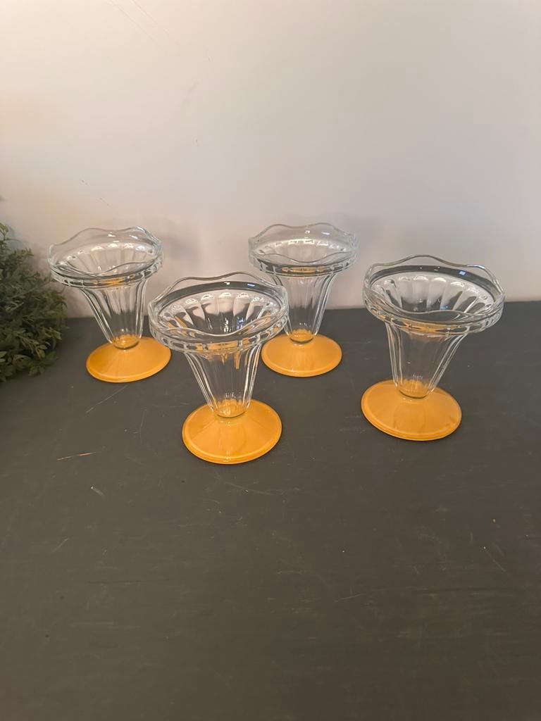 4 Vintage Arcoroc / Luminarc dessert ijscoupeglazen geel, Ophalen of Verzenden, Zo goed als nieuw, Overige typen