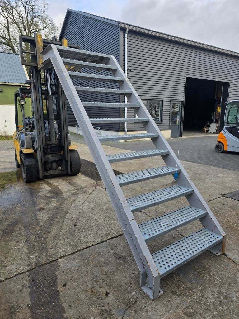 Stalen trap met bordes grijs. Hoog 2,4 mtr. Nob063, Ophalen, Zo goed als nieuw, 2 tot 4 meter