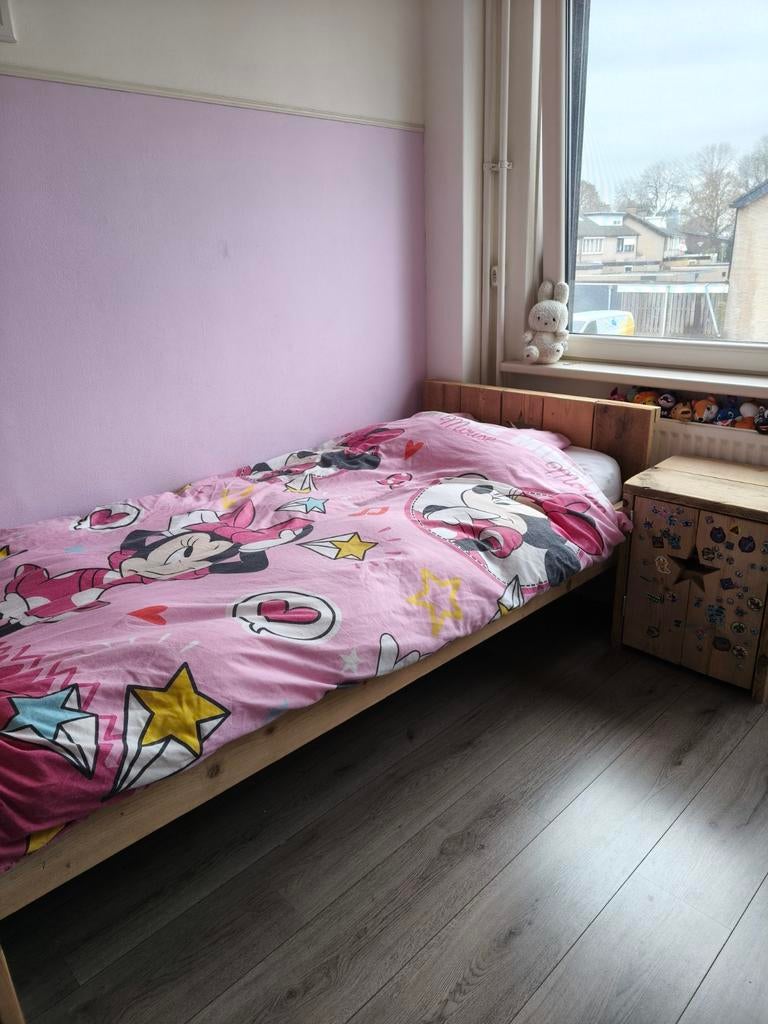 Houten 1-persoons bed met matras en nachtkastje, Ophalen, 90 cm, Eenpersoons, Bruin