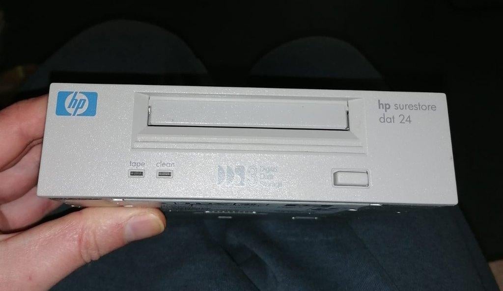 HP Surestore 24 DAT - DDS-3 (C1555D) SCSI Tape Drive, Computers en Software, Optische drives, Gebruikt, Intern, Windows, Overig