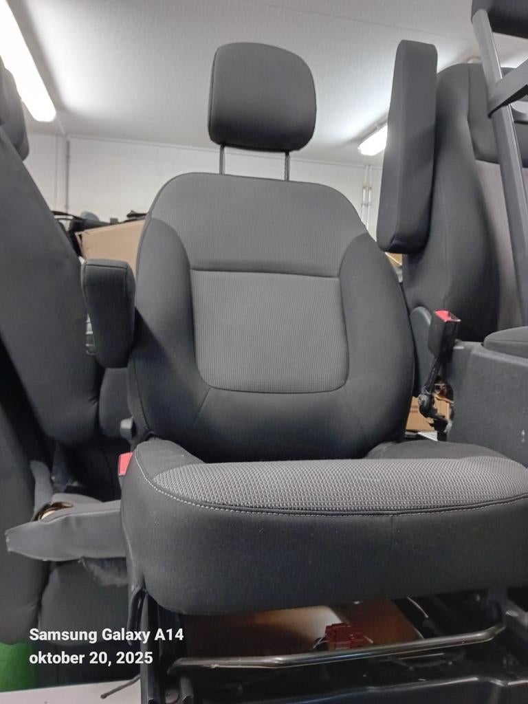 Splinternieuwe bestuurdersstoel met armlegger opel vivaro, Ophalen, Opel