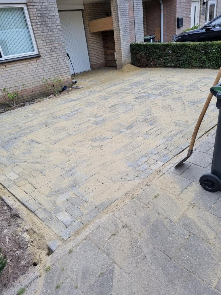 Foto 6 van Minigraver met machinist en bestratingen