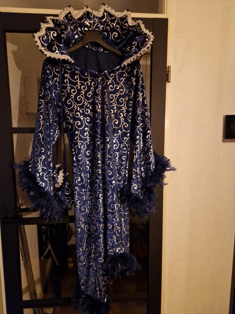 Mooie a-symetrische jurk met trompettermouw, Kleding | Dames, Ophalen, Zo goed als nieuw, Overige typen