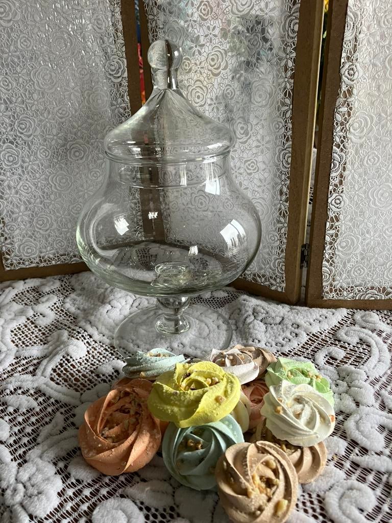 Glazen stolp /  Bonbonnière met 14 sier /  gebakjes koekjes, Ophalen of Verzenden