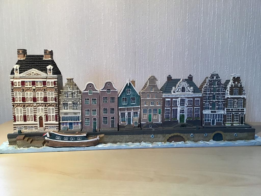 Huizen rijtje van 7 huizen op een kade blok lengte 48 cm h18, Ophalen, Gebruikt, Overige typen