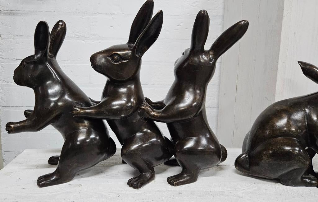3 HAZEN IN POLONAISE / bronzen beeld, Dierenbeeld, Nieuw, Info@huisentuindecoratiemarie.nl, Huis en tuin decoratie marie