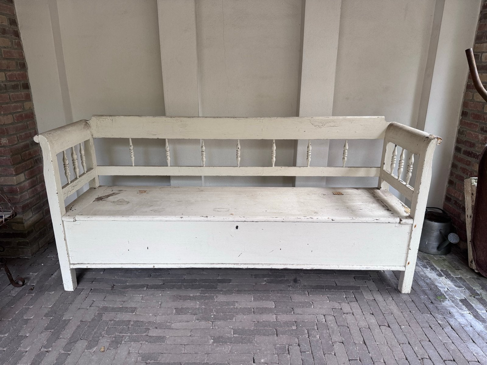 Houten bank met opbergruimte, Ophalen