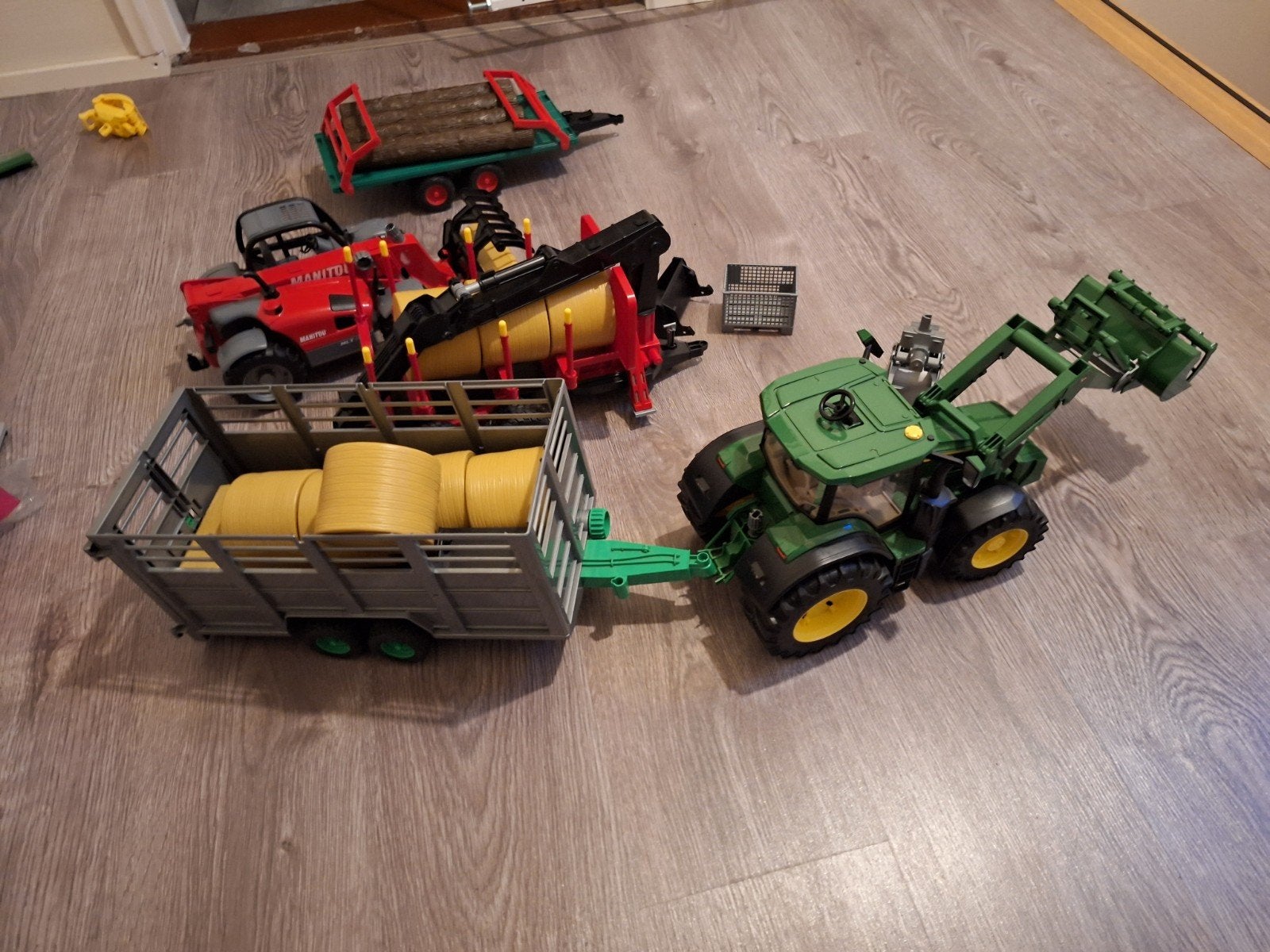 Grote set boerderij speelgoed: tractor, aanhangers, balen, Ophalen, Gebruikt, Jongen