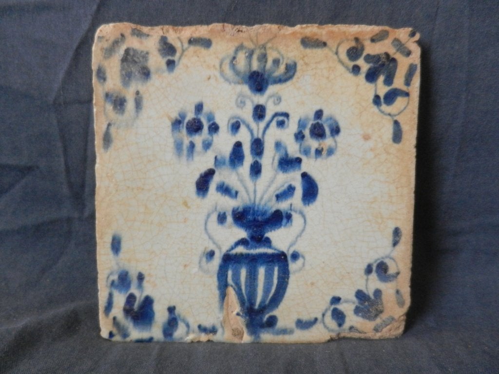 Blauwwitte tegel met bloemvaas hoek ossenkop 1625-1650, Ophalen of Verzenden