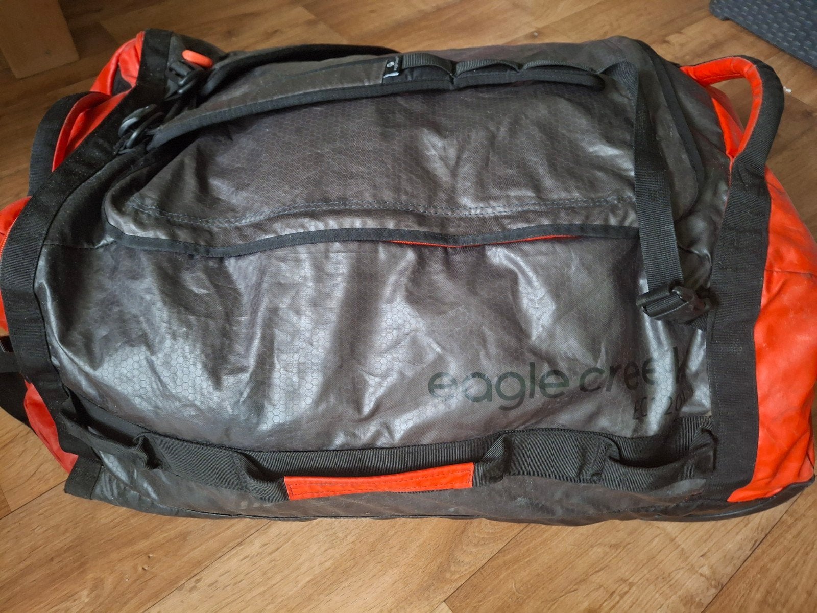 Eagle Creek Cargo Hauler Rolling Duffle 120L Zwart/Rood, Wieltjes, 30 cm of meer, Gebruikt, Ophalen of Verzenden