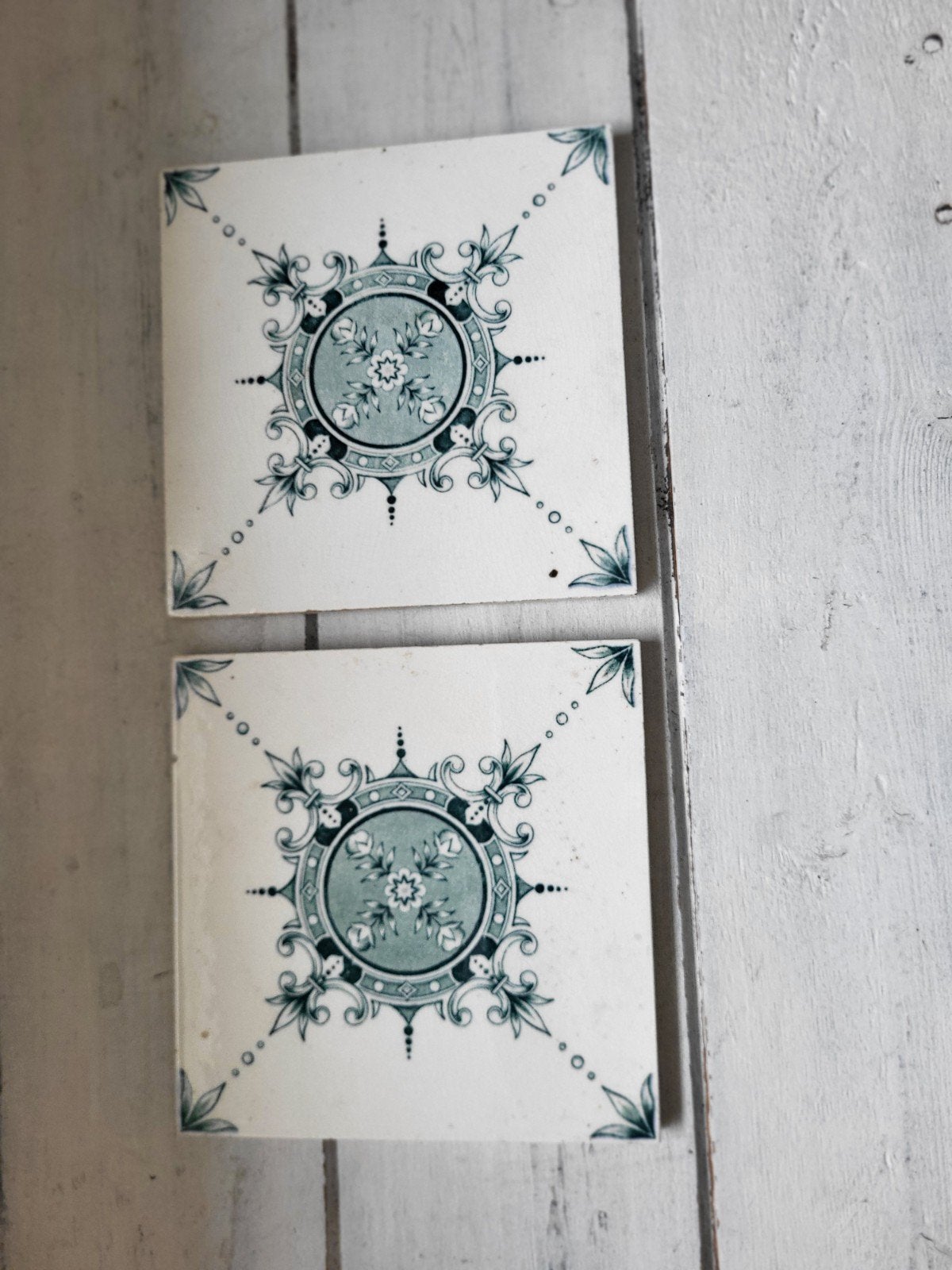 2 oude tegels, wit/groen, Ophalen of Verzenden