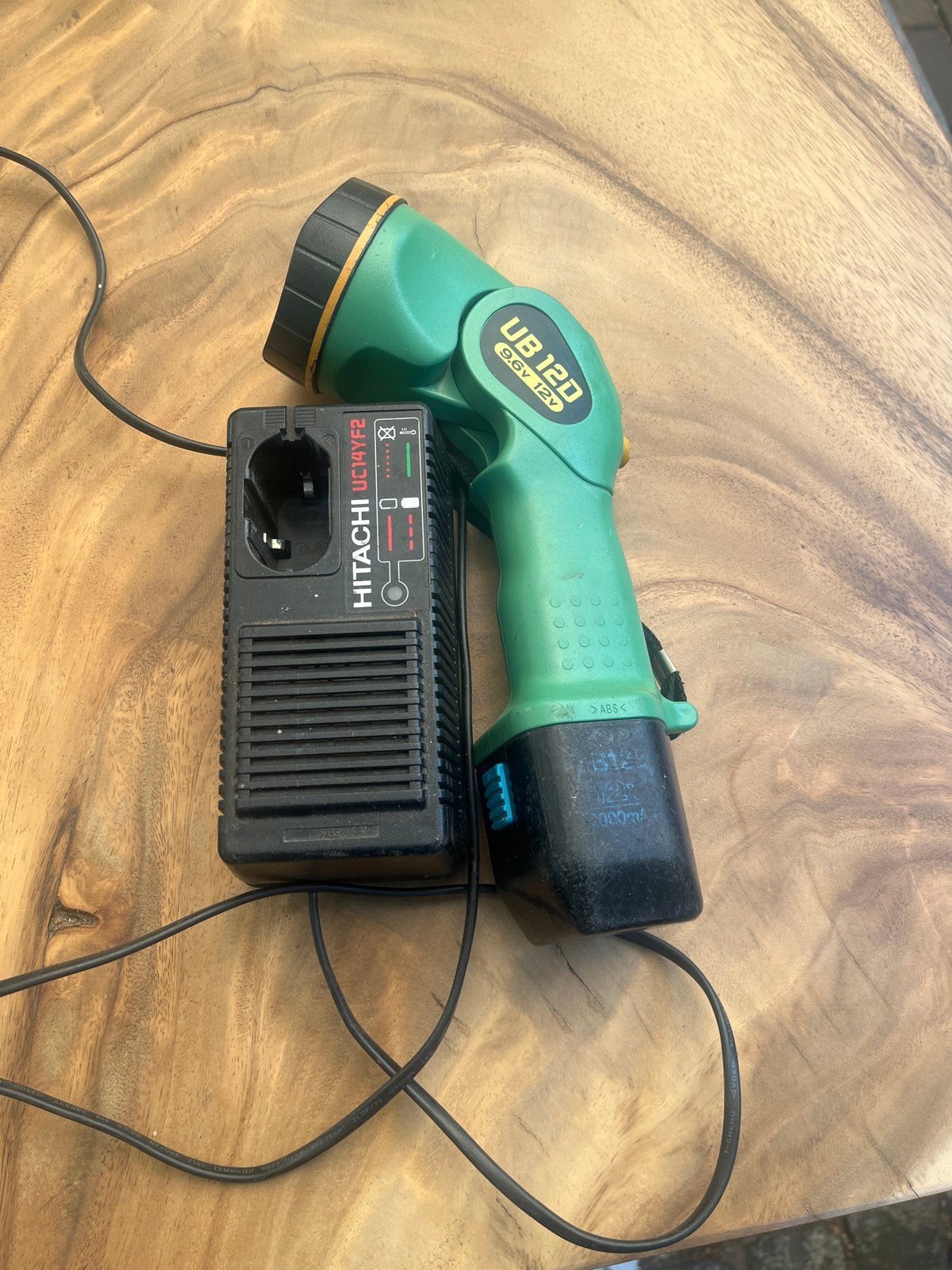 Hitachi UB 12D Accu Zaklamp met Oplader, Ophalen of Verzenden, Gebruikt, Overige typen