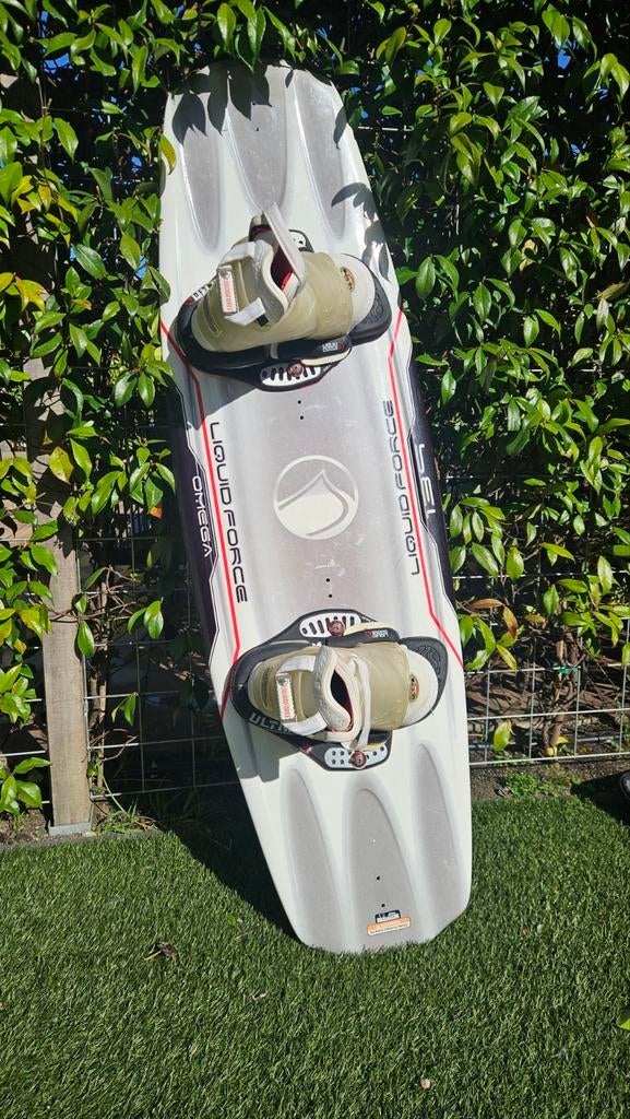 Liquid Force Omega wakeboard met bindingen, Watersport en Boten, Wakeboarden, Ophalen of Verzenden