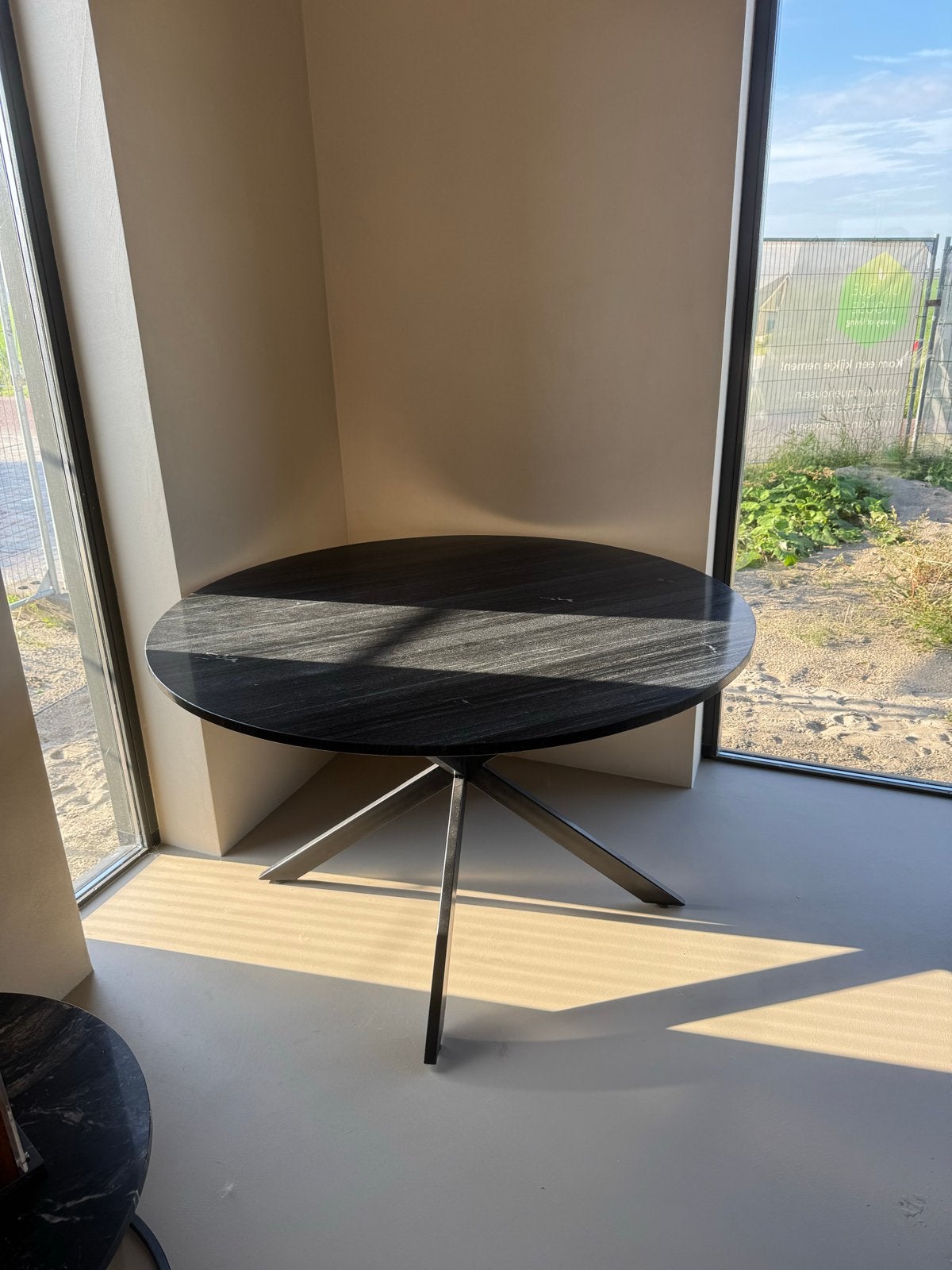 Moderne ronde eettafel 130cm - Zwart marmer, Huis en Inrichting, Tafels | Eettafels, Ophalen, 100 tot 150 cm, Rond, Zo goed als nieuw