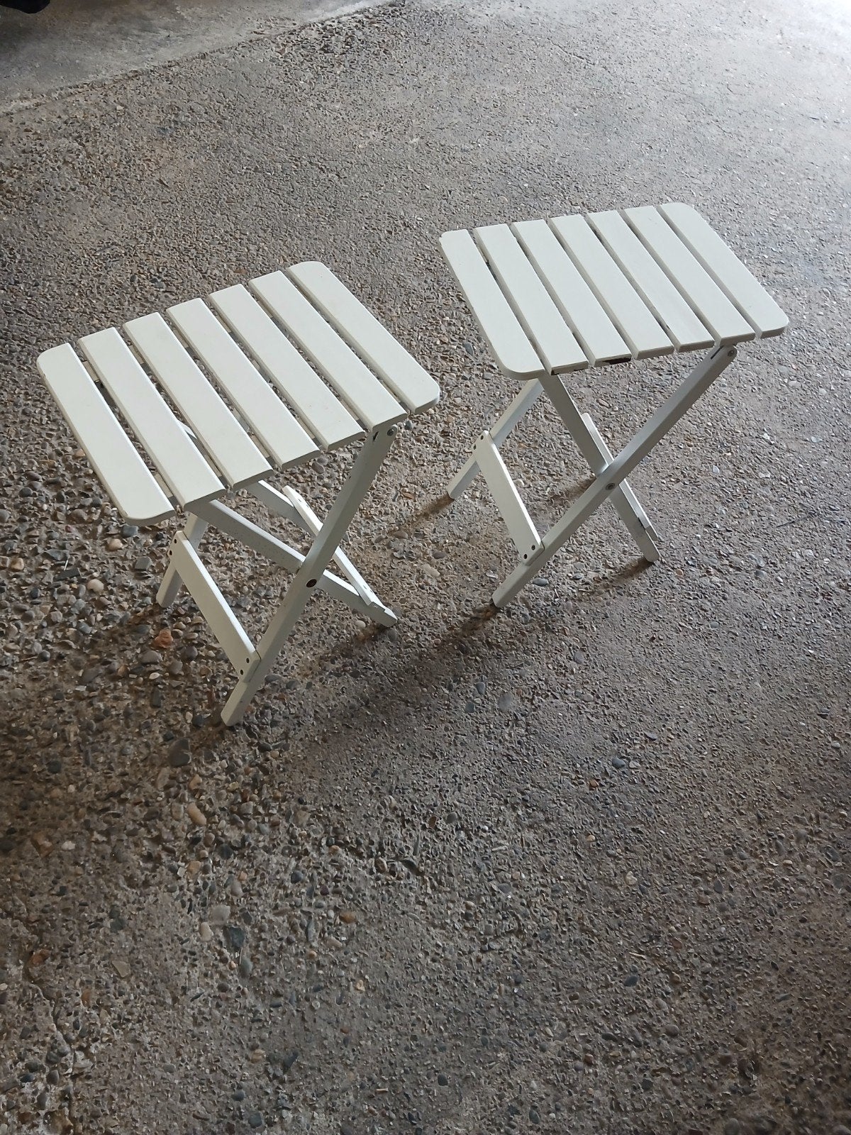 2x Witte opvouwbare bijzettafels / krukjes, Tuin en Terras, Ophalen, Nieuw, Rechthoekig, Hout