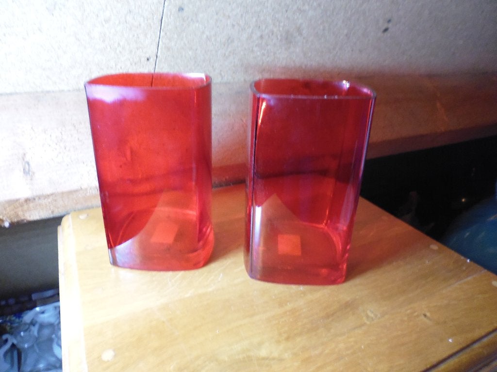 Rode hoekige glazen vazen., Nieuw, Ophalen of Verzenden, Glas, 20 cm
