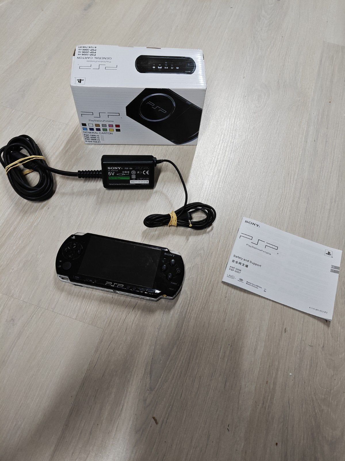 Sony PSP 2000 Zwart met oplader en doos, Gebruikt, 1-7-1 Konan, Minato-ku, Tokyo 108-0075, Japan, Ophalen of Verzenden, Sony Corporation