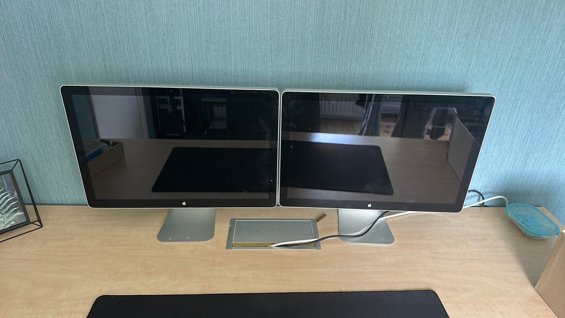 Apple Led Cinema displays 24” 2 stuks, Ophalen, 3 tot 5 ms, Ingebouwde speakers, Zo goed als nieuw