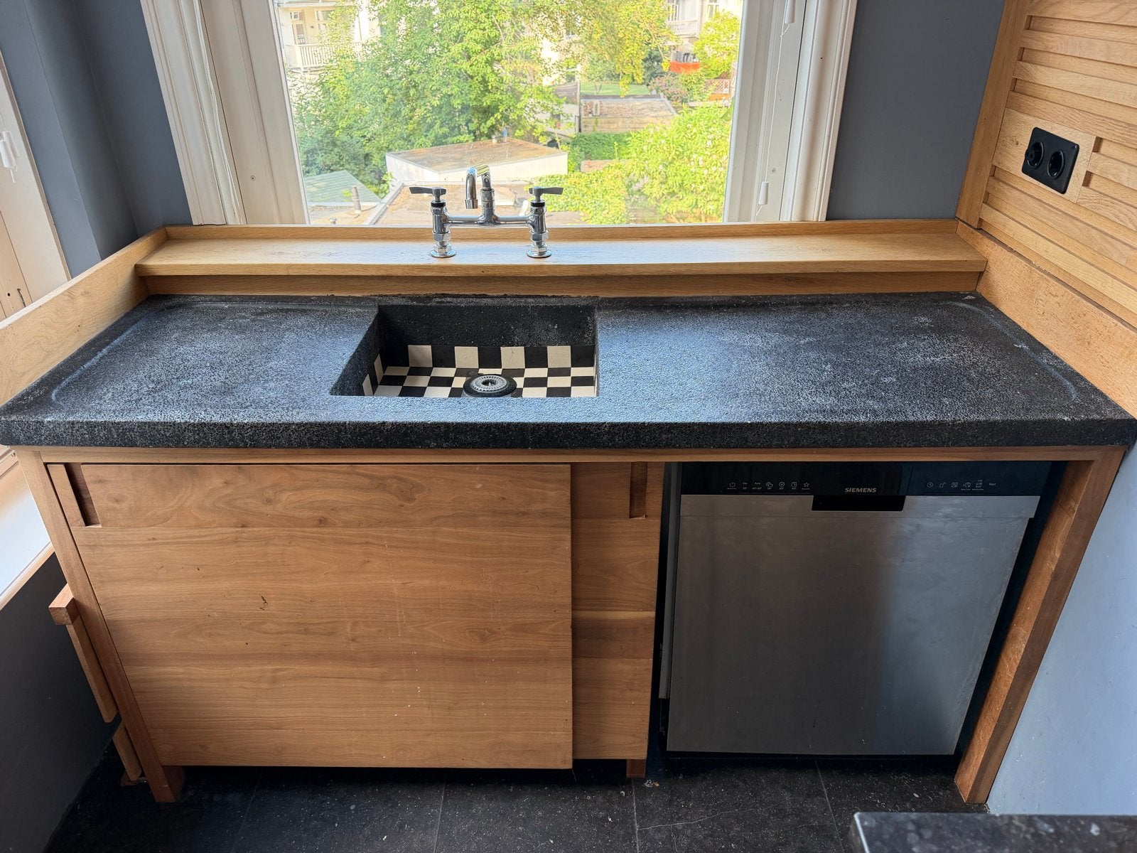 Moderne keuken met eikenhouten fronten en granieten blad, Ophalen, Gebruikt, Bruin, Graniet of Steen